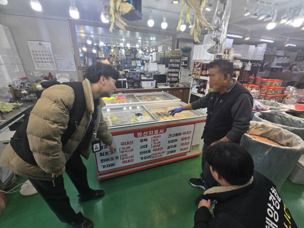 평택해양경찰서 직원들이 지역 내 농수산물 판매업소에서 특별 점검을 실시하고 있다. 평택해양경찰서 제공