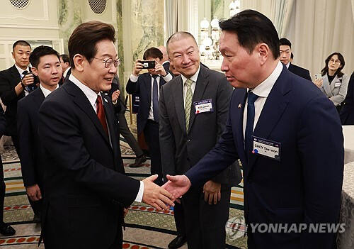 이재명 대통령이 25일(현지시간) 미국 워싱턴DC 윌라드 호텔에서 열린 한미 비즈니스 라운드 테이블에서 최태원 대한상의회장 겸 SK그룹 회장과 악수하고 있다. 가운데는 구자은 LS 회장. 2025.8.26 연합뉴스
