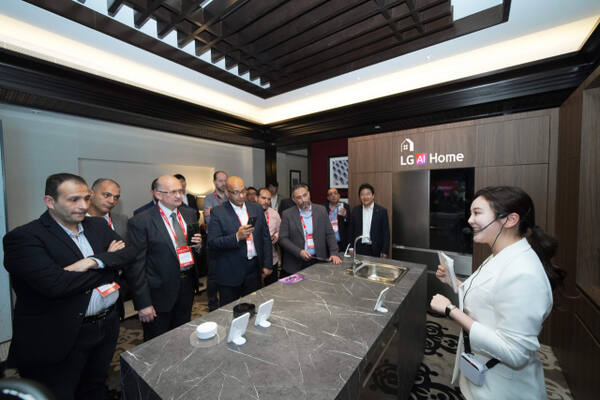 LG전자가 AI 홈허브 ‘씽큐 온’과 ‘LG 씽큐’ 앱을 활용해 가전 및 IoT 기기가 하나의 완결된 솔루션으로 작동되는 통합 AI 홈 솔루션을 소개하고 있다. LG전자 제공