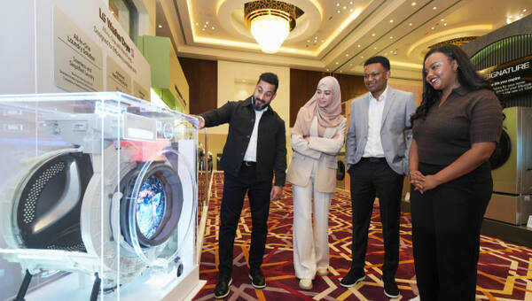 LG전자가 세탁물의 무게, 옷감 종류, 오염도를 분석한 뒤 최적의 세탁·건조 패턴을 적용해 옷감 손상을 줄여주는 'AI DD모터'를 소개하고 있다. LG전자 제공