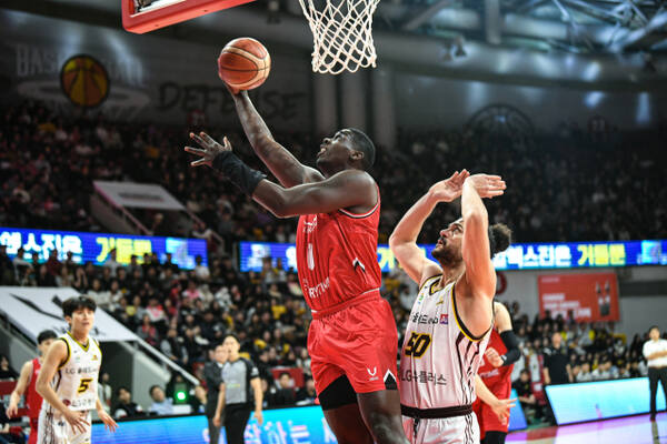 안양 정관장의 조니 오브라이언트가 8일 안양 정관장 아레나서 열린 창원 LG와 홈 경기서 레이업을 시도하고 있다. KBL 제공