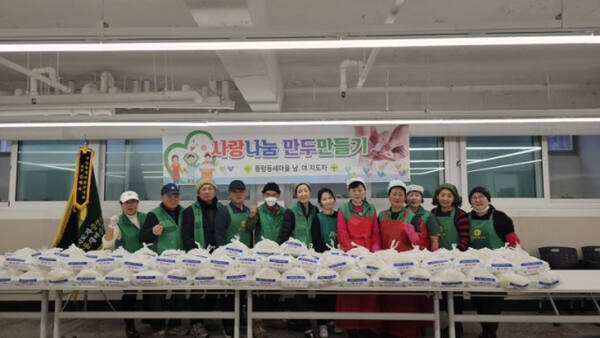 최근 평택시 중앙동 새마을남녀지도자협회의가 중앙동 행정복지센터에서 열린 설맞이 사랑나눔 만두빚기 행사에서 기념촬영을 하고 있다. 평택시 제공