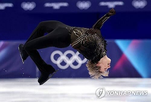백플립하는 미국 피겨 스타 말리닌. 연합뉴스
