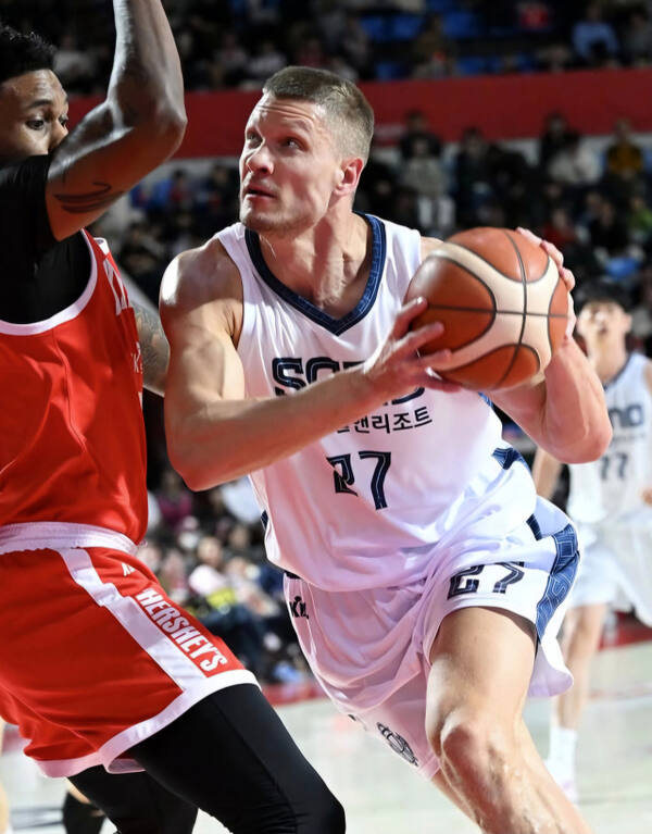 고양 소노 모츠카비추스(오른쪽)가 수비와 리바운드, 스크린 등 궂은일을 도맡으며 팀의 3연승 상승세를 이끌고 있다. 소노 제공