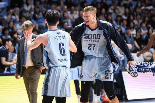 고양 소노의 모츠카비추스(오른쪽)가 7일 수원 KT소닉붐전 승리 후 팀 동료 이정현과 기쁨을 나누고 있다. KBL 제공
