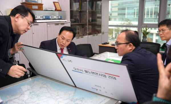 이권재 오산시장과 국토교통부 관계자 등이 최근 오산철도 교통현안에 대해 토의하고 있다. 오산시 제공