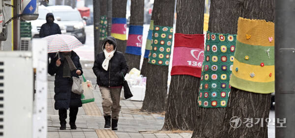 10일 인천 미추홀구청 인근에서 시민들이 날리는 눈발을 맞으며 발걸음을 재촉하고 있다. 조병석기자