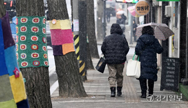 10일 인천 미추홀구청 인근에서 시민들이 날리는 눈발을 맞으며 발걸음을 재촉하고 있다. 조병석기자