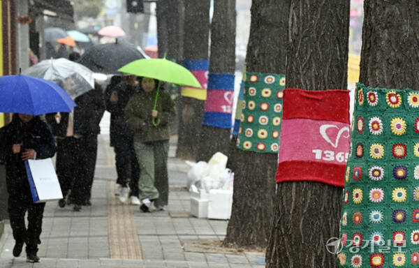 10일 인천 미추홀구청 인근에서 시민들이 날리는 눈발을 맞으며 발걸음을 재촉하고 있다. 조병석기자