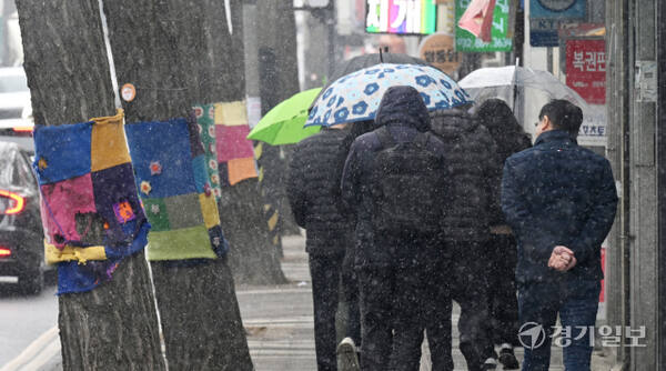 10일 인천 미추홀구청 인근에서 시민들이 날리는 눈발을 맞으며 발걸음을 재촉하고 있다. 조병석기자