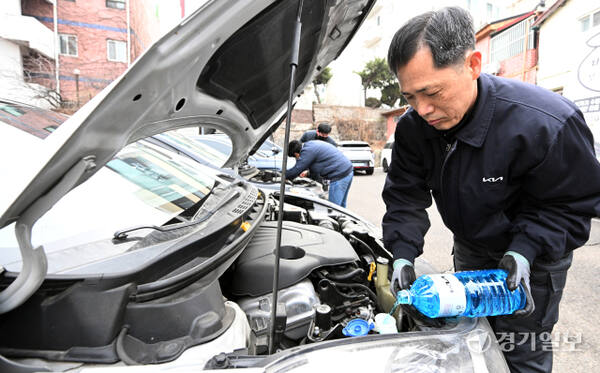 10일 인천 중구 경동 공영주차장에서 인천중구시설관리공단 관계자들이 설 명절을 앞두고 구민들의 안전한 귀성길을 위한 '민관공 합동 차량 및 배출가스 무상점검 서비스’를 실시하고 있다.조병석기자