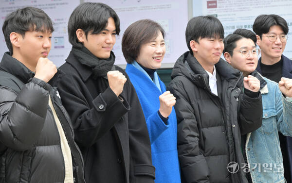 유은혜 전 사회부총리 겸 교육부 장관이 10일 오전 수원특례시 영통구 경기도선거관리위원회에서 경기도교육감 예비후보 등록 서류를 제출후 지지자들과 기념촬영을 하고 있다. 홍기웅기자