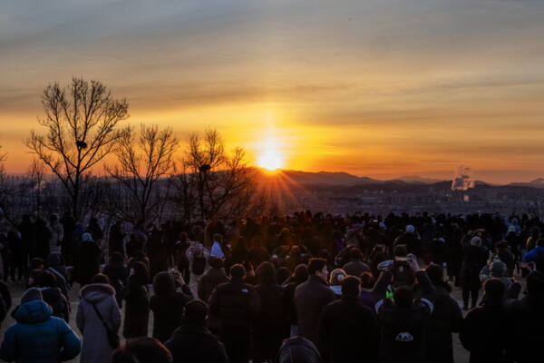 새해를 맞아 인천 계양산을 찾은 사람들이 일출을 감상하고 있다. 계양구 제공