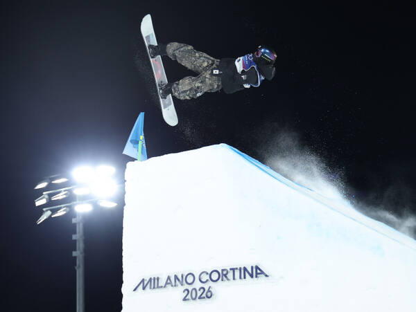 한국 스노보드 대표팀의 유승은(용인 성복고)이 10일(한국시간) 이탈리아 리비뇨 스노파크에서 열린 2026 밀라노·코르티나담페초 동계올림픽 스노보드 여자 빅에어 결선에서 묘기를 펼치고 있다. 연합뉴스