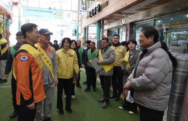 안성시와 안성소방서 관계자들이 설 명절을 앞두고 전통시장 상인들의 애로사항을 청취하고 안전 점검을 실시했다. 안성시 제공
