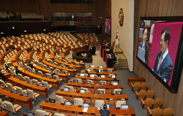 국민의힘 이만희 의원이 10일 국회 본회의장에서 열린 경제 분야 대정부질문에서 김윤덕 국토교통부 장관을 상대로 부동산과 관련한 질문을 하고 있다. 연합뉴스