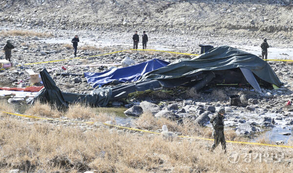 9일 가평군 조종면 신하교 인근에 추락한 군 헬기 잔해 근처에서 군 관계자, 과학수사대 등이 현장감식을 하고 있다. 이날 오전 육군 코브라 헬기가 훈련 중 추락했다. 조종사 두 명이 심정지 상태로 병원에 이송됐으나 전원 사망했다. 홍기웅기자