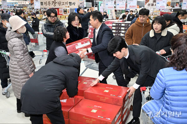 10일 오전 농협수원유통센터에서 열린 ‘2026년 설맞이 경기도 우수 농·특산물 특판전’에서 많은 시민들이 과일 등 타임 세일 품목을 구매하고 있다. 김시범기자