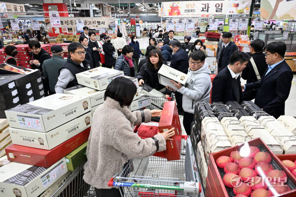 10일 오전 농협수원유통센터에서 열린 ‘2026년 설맞이 경기도 우수 농·특산물 특판전’에서 많은 시민들이 과일 등 타임 세일 품목을 구매하고 있다. 김시범기자
