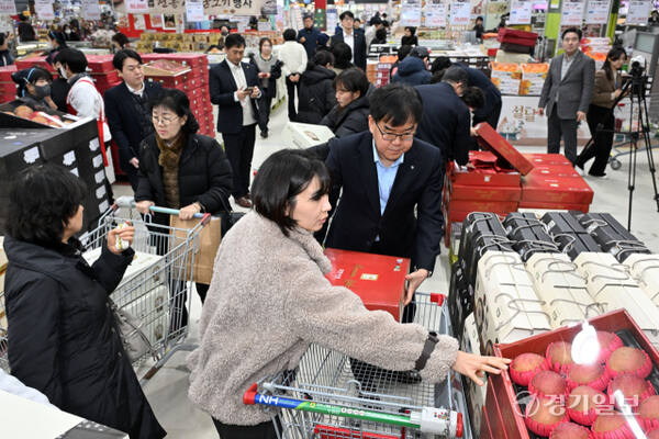 10일 오전 농협수원유통센터에서 열린 ‘2026년 설맞이 경기도 우수 농·특산물 특판전’에서 많은 시민들이 과일 등 타임 세일 품목을 구매하고 있다. 김시범기자