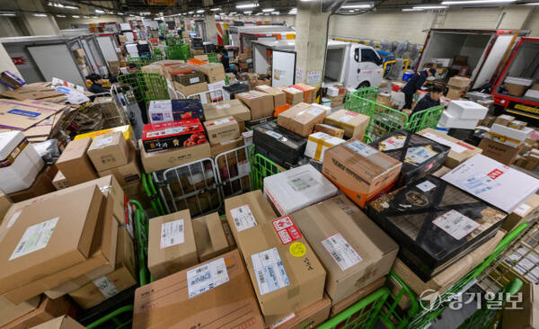 설 연휴를 앞둔 11일 오전 수원특례시 영통구 수원우편집중국에서 직원들이 우편물을 분주히 분류하고 있다. 우정사업본부는 오는 20일까지 특별소통 비상근무 체계에 돌입했다. 이 기간 전국에서 1천232만여 개의 소포우편물 접수가 예상되며 이는 하루 평균 154만 개이다. 윤원규기자