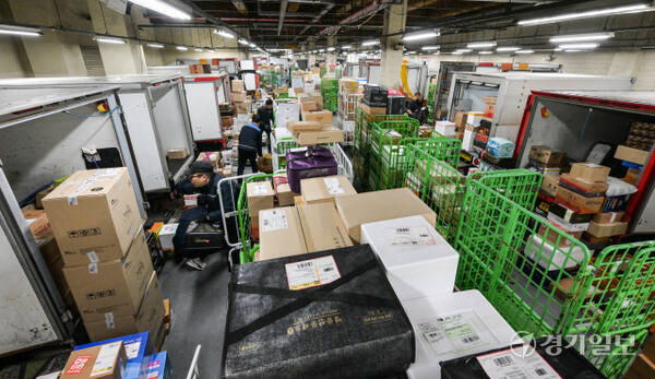 설 연휴를 앞둔 11일 오전 수원특례시 영통구 수원우편집중국에서 직원들이 우편물을 분주히 분류하고 있다. 우정사업본부는 오는 20일까지 특별소통 비상근무 체계에 돌입했다. 이 기간 전국에서 1천232만여 개의 소포우편물 접수가 예상되며 이는 하루 평균 154만 개이다. 윤원규기자