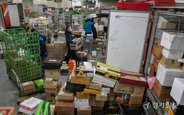 설 연휴를 앞둔 11일 오전 수원특례시 영통구 수원우편집중국에서 직원들이 우편물을 분주히 분류하고 있다. 우정사업본부는 오는 20일까지 특별소통 비상근무 체계에 돌입했다. 이 기간 전국에서 1천232만여 개의 소포우편물 접수가 예상되며 이는 하루 평균 154만 개이다. 윤원규기자