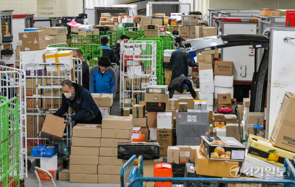 설 연휴를 앞둔 11일 오전 수원특례시 영통구 수원우편집중국에서 직원들이 우편물을 분주히 분류하고 있다. 우정사업본부는 오는 20일까지 특별소통 비상근무 체계에 돌입했다. 이 기간 전국에서 1천232만여 개의 소포우편물 접수가 예상되며 이는 하루 평균 154만 개이다. 윤원규기자