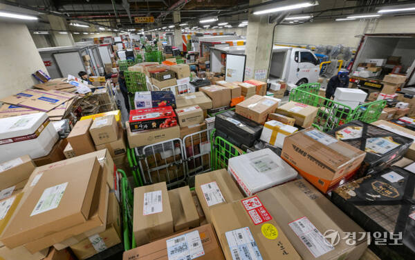 설 연휴를 앞둔 11일 오전 수원특례시 영통구 수원우편집중국에서 직원들이 우편물을 분주히 분류하고 있다. 우정사업본부는 오는 20일까지 특별소통 비상근무 체계에 돌입했다. 이 기간 전국에서 1천232만여 개의 소포우편물 접수가 예상되며 이는 하루 평균 154만 개이다. 윤원규기자