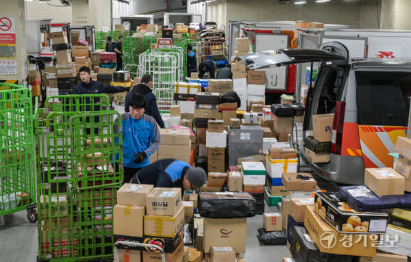 설 연휴를 앞둔 11일 오전 수원특례시 영통구 수원우편집중국에서 직원들이 우편물을 분주히 분류하고 있다. 우정사업본부는 오는 20일까지 특별소통 비상근무 체계에 돌입했다. 이 기간 전국에서 1천232만여 개의 소포우편물 접수가 예상되며 이는 하루 평균 154만 개이다. 윤원규기자
