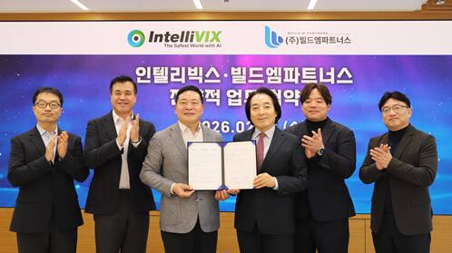 최은수 인텔리빅스 대표이사(왼쪽에서 세번째)와 양재열 빌드엠파트너스 대표이사(오른쪽에서 세번째)가 관계자들과 인텔리빅스 본사에서 열린 전략적 업무협약 체결식(MOU)에서 기념사진을 촬영하고 있다. 인텔리박스 제공