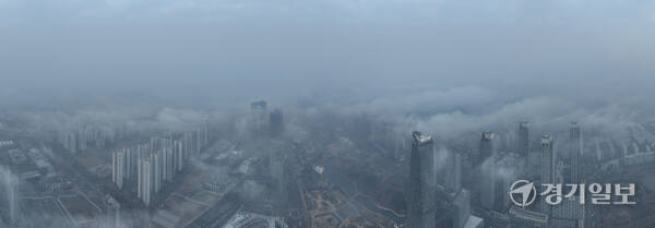 초미세먼지 나쁨 수준을 보인 11일 인천 송도국제도시 일대가 짙은 미세먼지 섞인 안개로 뒤덮히고 있다. 조병석기자