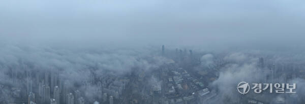초미세먼지 나쁨 수준을 보인 11일 인천 송도국제도시 일대가 짙은 미세먼지 섞인 안개로 뒤덮히고 있다. 조병석기자