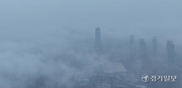 초미세먼지 나쁨 수준을 보인 11일 인천 송도국제도시 일대가 짙은 미세먼지 섞인 안개로 뒤덮히고 있다. 조병석기자