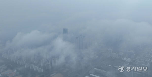 초미세먼지 나쁨 수준을 보인 11일 인천 송도국제도시 일대가 짙은 미세먼지 섞인 안개로 뒤덮히고 있다. 조병석기자