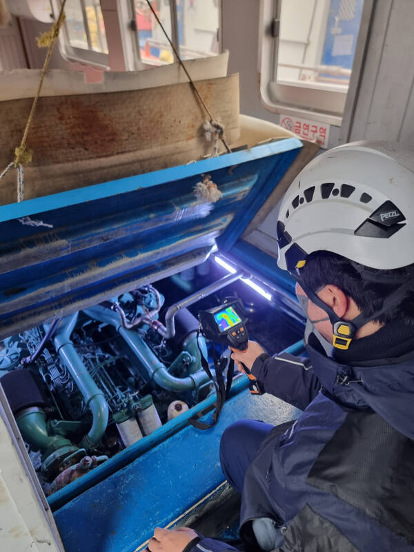 한국해양교통안전공단(KOMSA) 검사원이 열화상카메라를 통해 엔진 작동 중 기관구역 화재 위험부위를 점검하고 있다. 공단 제공