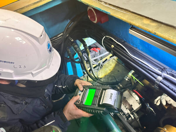 한국해양교통안전공단(KOMSA) 검사원이 축전지 복합진단기를 활용해 배터리 성능 진단을 하고 있다. 공단 제공
