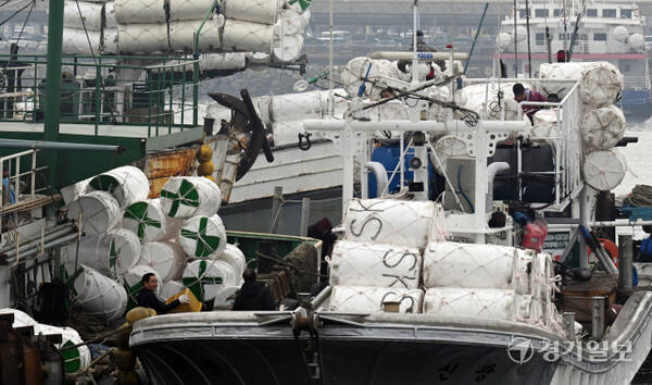 11일 인천 중구 인천항 연안부두에서 어민들이 봄 출어를 앞두고 어장용 부표를 분주하게 선적하며 조업 준비에 박차를 가하고 있다.조병석기자