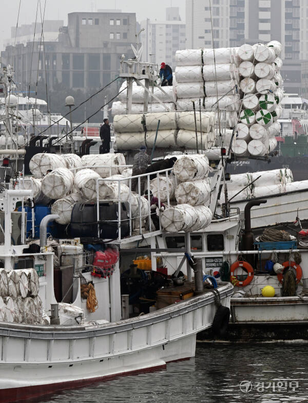 11일 인천 중구 인천항 연안부두에서 어민들이 봄 출어를 앞두고 어장용 부표를 분주하게 선적하며 조업 준비에 박차를 가하고 있다.조병석기자