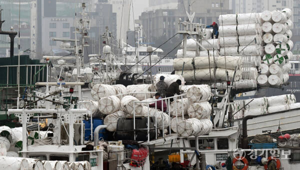 11일 인천 중구 인천항 연안부두에서 어민들이 봄 출어를 앞두고 어장용 부표를 분주하게 선적하며 조업 준비에 박차를 가하고 있다.조병석기자