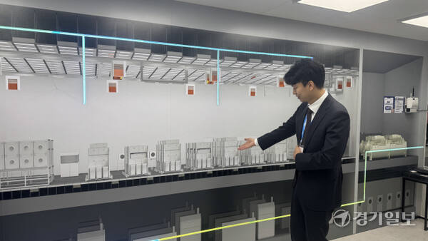 신성이엔지 관계자가 차세대 반도체 공기 제어 솔루션을 소개하고 있다. 실제 반도체 생산라인과 동일한 구조의 클린룸을 구현해 참관객들이 기류의 흐름과 미세입자 제어 과정을 눈으로 확인할 수 있도록 전시했다. 김소현기자