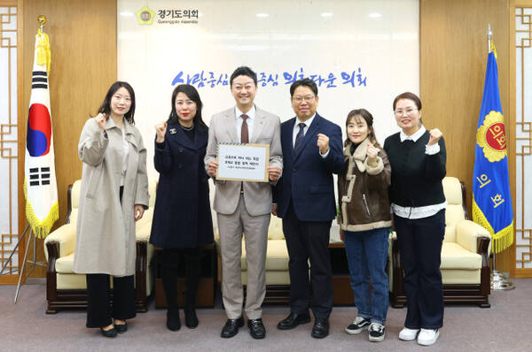 김진경 경기도의회 의장(더불어민주당·시흥3)이 11일 시흥시 목감지구 학부모연합회 관계자들과 기념 촬영을 하고 있다. 김진경 의장 제공