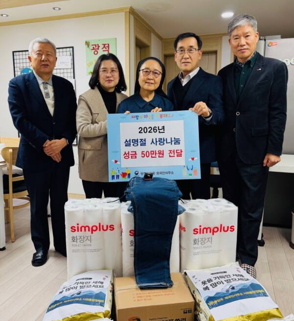 김용규 양주출입국·외국인사무소장(오른쪽 두 번째)과 조창섭 사회통합지역협의회 회장(왼쪽 첫 번째)이 11일 외국인 이주민 지원단체를 찾아 위문품을 전달했다. 양주출입국·외국인사무소 제공