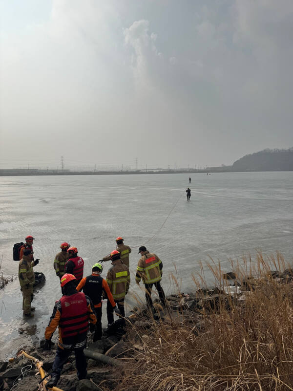 김포 대곶면 저수지에서 119 구조대원들이 수색작업을 하고 있다. 김포소방서 제공