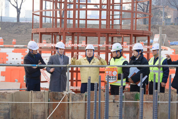 이권재 오산시장이 지난 11일 경부선철도 횡단도로 개설공사 현장에서 공사 추진 상황을 점검하고 있다.오산시 제공
