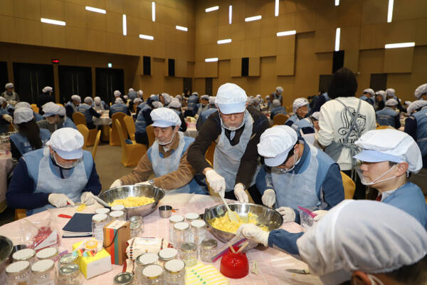 포스코이앤씨 임직원 100명이 12일 인천시사회복지협의회와 함께 설 명절을 맞아 어르신들을 위한 수제청을 정성껏 만들어 무료급식소 ‘제물포밥집’에 전달, 지역 어르신에게 선물하는 ‘일상 속 따뜻한 마음잇기’ 봉사 활동을 펼치고 있다. 포스코이앤씨 제공