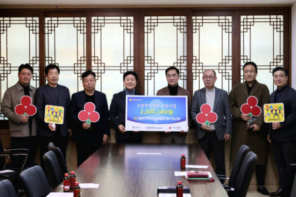 대한주택건설협회 경기도회가 12일 평택시를 찾아 소방취약계층을 지원하기 위한 성금 200만원을 전달했다. 주택건설협회 경기도회 제공