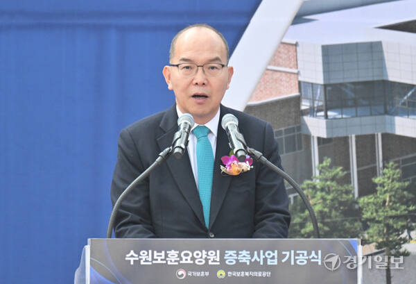 12일 수원특례시 장안구 수원보훈요양원 일대 증축 건립부지에서 열린 '수원보훈요양원 증축사업 기공식'에서 윤종진 한국보훈복지의료공단 이사장이 기념사를 하고 있다. 홍기웅기자