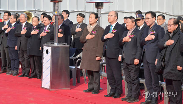 12일 수원특례시 장안구 수원보훈요양원 일대 증축 건립부지에서 열린 '수원보훈요양원 증축사업 기공식'에서 권오을 국가보훈부 장관, 이재식 수원특례시의회 의장, 윤종진 한국보훈복지의료공단 이사장, 김상철 수원보훈요양원장 등이 국민의례를 하고 있다. 홍기웅기자