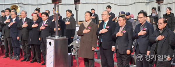 12일 수원특례시 장안구 수원보훈요양원 일대 증축 건립부지에서 열린 '수원보훈요양원 증축사업 기공식'에서 권오을 국가보훈부 장관, 이재식 수원특례시의회 의장, 윤종진 한국보훈복지의료공단 이사장, 김상철 수원보훈요양원장 등이 국민의례를 하고 있다. 홍기웅기자